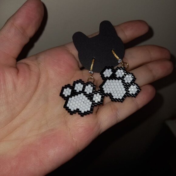 Beaded Paw Print Earrings – 💕 Gift for the pet moms – 18K gold plated hooks - Picture 3 of 5